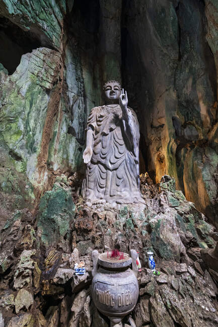 Vietnam, Da Nang, Statue of Buddha in Marble Mountains — Stock Photo