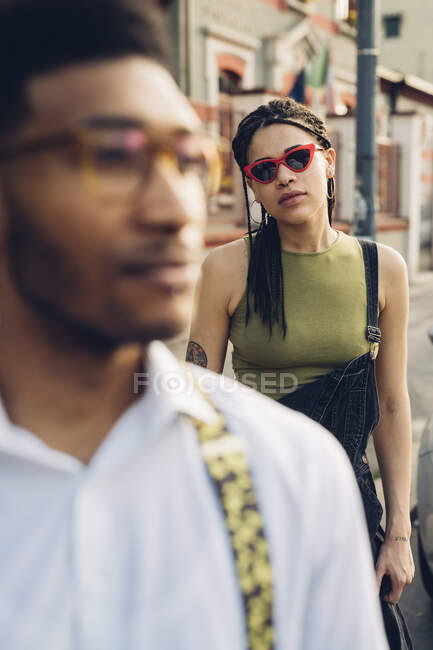 Portrait of a confident stylish young woman in the city — Stock Photo