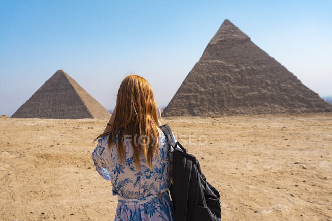 Égypte, Gouvernorat de Gizeh, Gizeh, Photographie touristique féminine Pyramides de Gizeh — Photo de stock