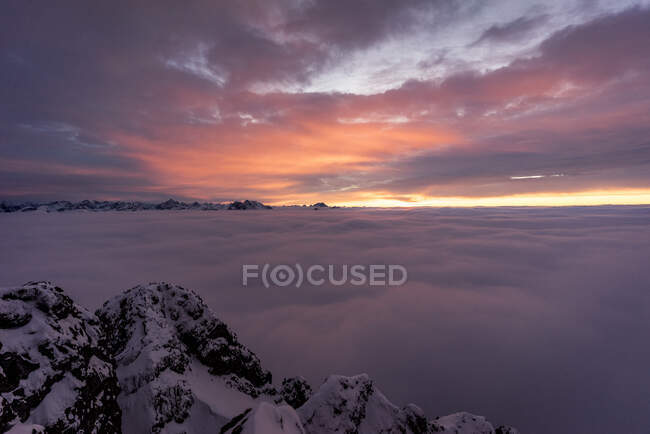 Cima innevata della montagna di Aggenstein al tramonto lunatico — Foto stock