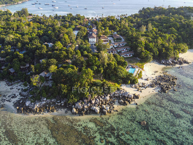 Tailândia, Província de Satun, Ko Lipe, Vista aérea da aldeia costeira no Parque Nacional de Tarutao — Fotografia de Stock