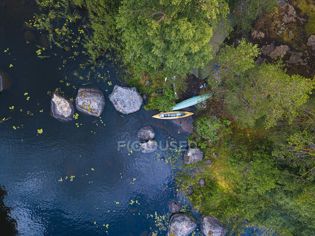 Veduta aerea dei kayak a sinistra sulla riva del fiume Vuoksi — Foto stock