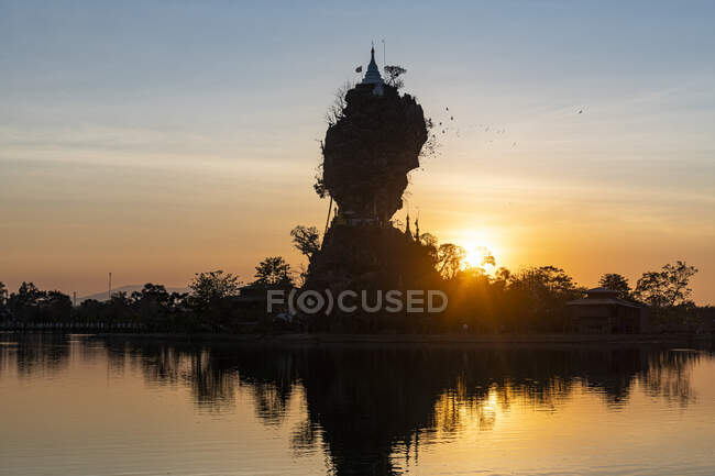 Myanmar, Kayin State, Hpa-an, Silhouette der Kyauk Ka Lat Pagode bei Sonnenuntergang — Stockfoto