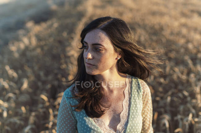 Close-up of thoughtful beautiful woman looking away in farm during sunset — Stock Photo