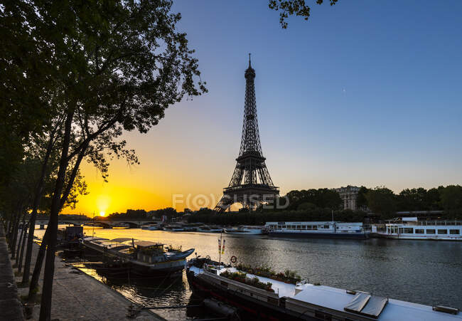 Torre Eiffel pelo rio Sena contra o céu azul claro durante o nascer do sol, Paris, França — Fotografia de Stock