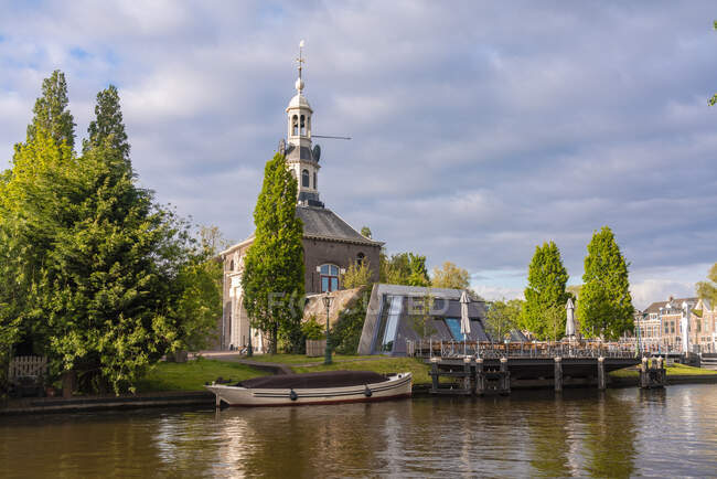 Paesi Bassi, Olanda Meridionale, Leida, Canale cittadino con cancello di Zijlpoort sullo sfondo — Foto stock