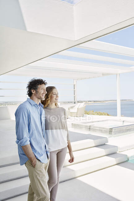 Coppia a casa sulla spiaggia di lusso godendo vista — Foto stock