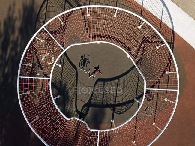 Mann mit Fahrrad auf Sportplatz, Luftaufnahme — Stockfoto