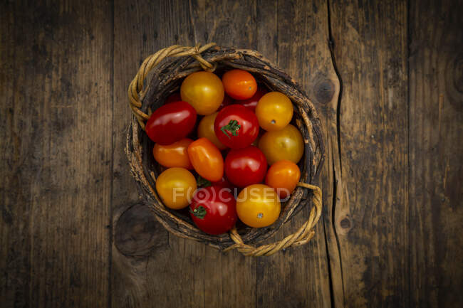 Pomodori in cesto di vimini — Foto stock