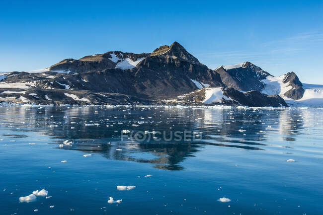 Mountains reflecting in shiny water of Hope Bay — Stock Photo