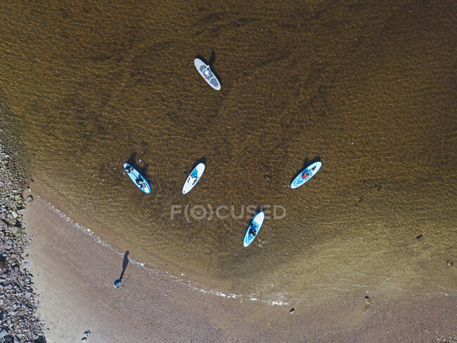 Aerial view of surfers on sandy bank of Teriberka River — Stock Photo