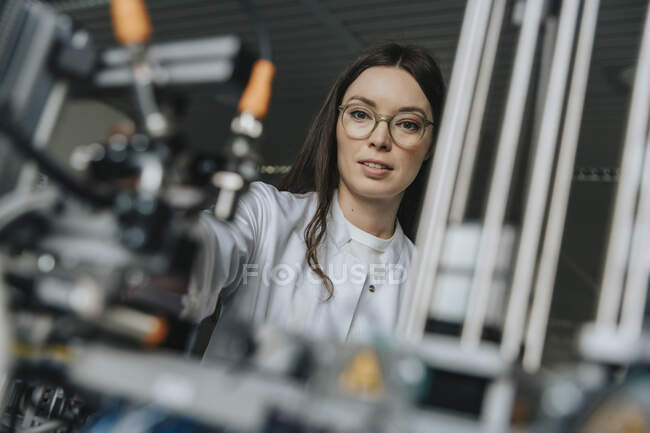 Close-up de cientista feminino examinando equipamentos em laboratório na fábrica — Fotografia de Stock