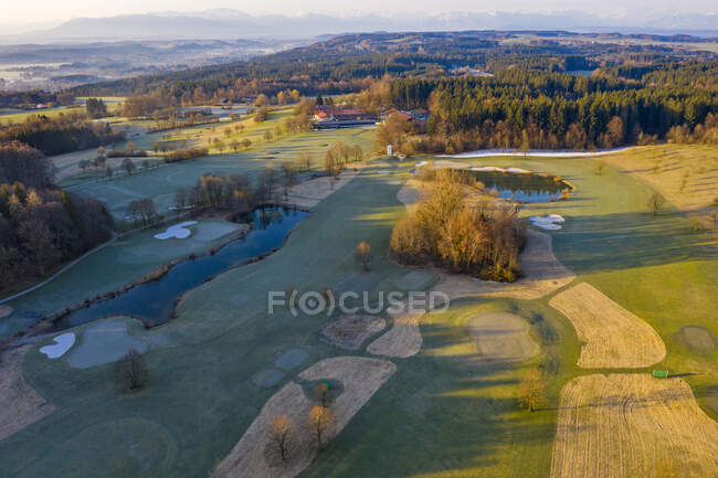 Allemagne, Bavière, Wolfratshausen, Drone vue sur la campagne terrain de golf à l'aube — Photo de stock