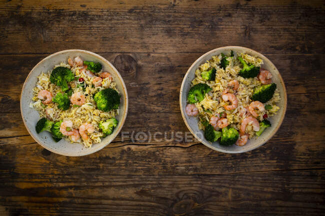 Due ciotole di riso fritto con gamberetti, broccoli, peperoncino, coriandolo e zenzero — Foto stock