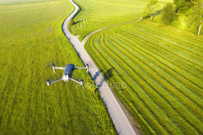 Allemagne, Bavière, Icking, Drone survolant la route de terre rurale — Photo de stock