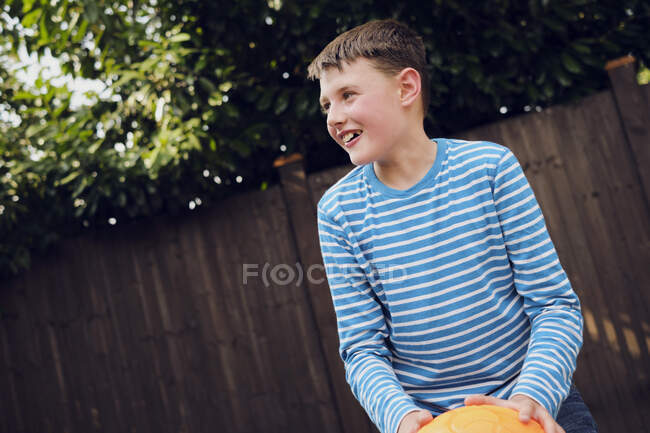 Happy boy playing basketball at yard — Stock Photo