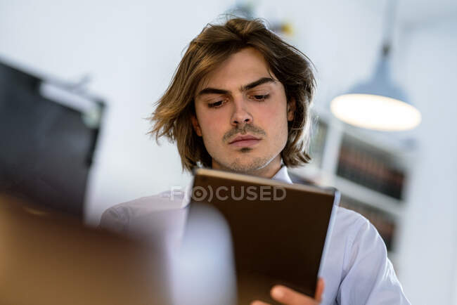 Nahaufnahme eines männlichen Profis mit digitalem Tablet im Café — Stockfoto