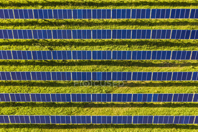 Вид з повітря на сонячну електростанцію — стокове фото