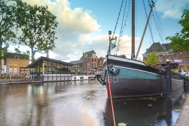 Netherlands, South Holland, Leiden, Sailboat moored in old harbor by Galgewater — Stock Photo