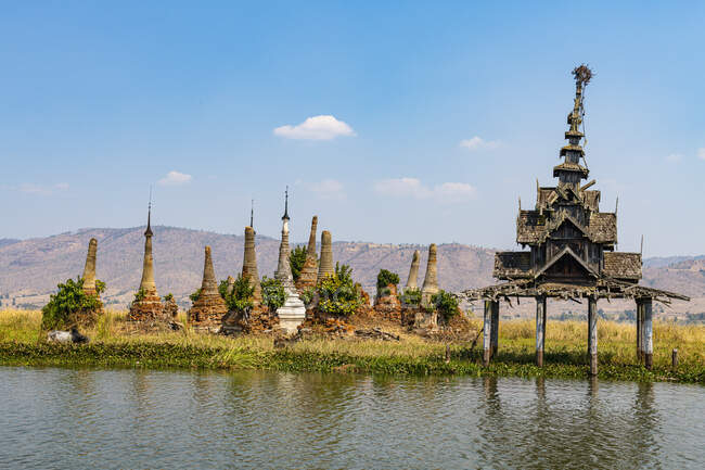 Myanmar, Stato Shan, Nyaungshwe Township, Stupa antiche sulla riva del lago Inle — Foto stock