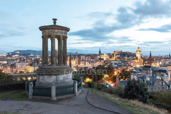 UK, Scotland, Edinburgh, View of city from Calton hill with Dugald Stewart Monument in foreground at dusk — Stock Photo