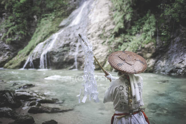 Moine européen yamabushi en peignoir traditionnel shugendo fait cérémonie de l'eau avec gohei — Photo de stock