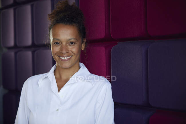 Portrait de femme d'affaires souriante dans un bureau moderne — Photo de stock