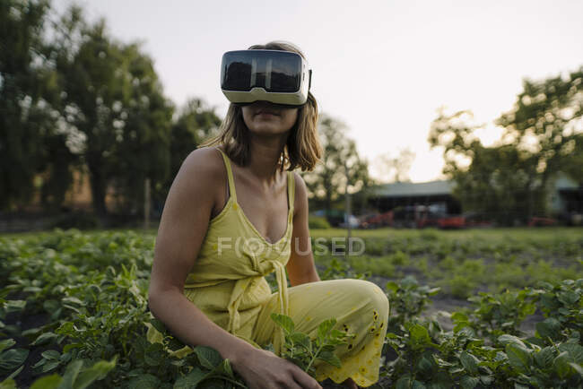 Молода жінка, одягнена у відеомагнітофон у овочевому клаптику в сільській місцевості. — стокове фото