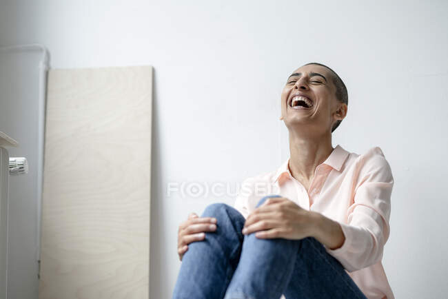 Riendo mujer en un loft - foto de stock