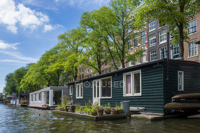 I Paesi Bassi-ottobre 2016-canale con canali e case sul Tamigi in Olanda — Foto stock