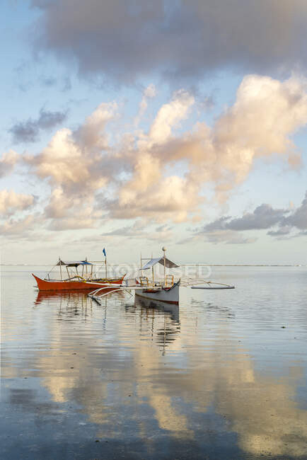 Filipinas, Siargao, General Luna, Barco de pesca no mar ao pôr do sol — Fotografia de Stock