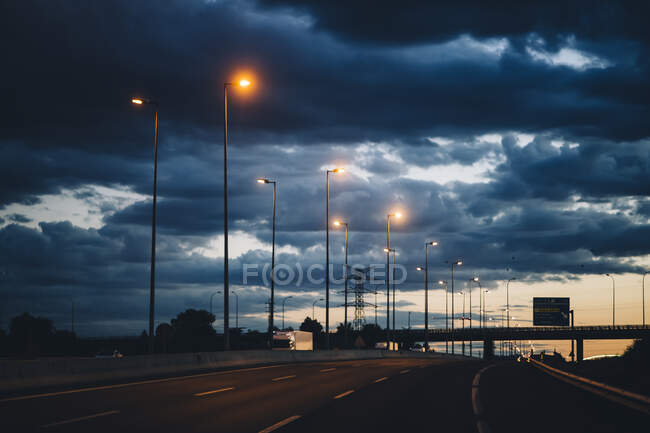 Autostrada su sfondo tramonto. — Foto stock
