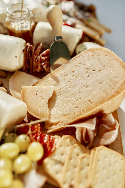 Сыр и вино на деревянном столе — стоковое фото