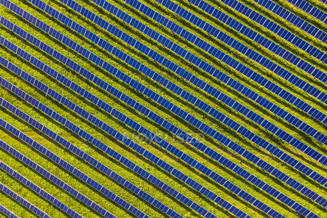 Vista aérea de la central solar - foto de stock