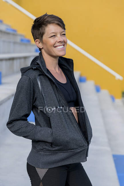 Sorridente donna atletica sulle scale — Foto stock