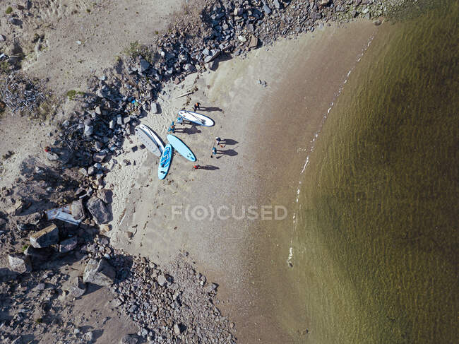 Veduta aerea dei surfisti sulla riva sabbiosa del fiume Teriberka — Foto stock