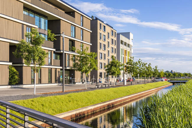 Germania, Baden-Wrttemberg, Heilbronn, Neckar, distretto di Neckarbogen, Nuovi edifici residenziali ad alta efficienza energetica — Foto stock