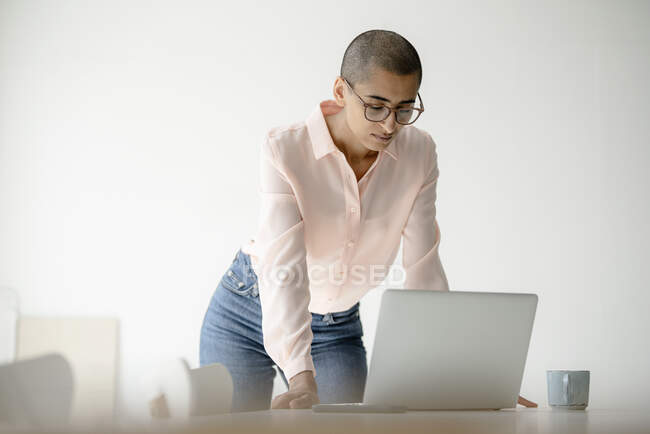 Geschäftsfrau benutzt Laptop am Schreibtisch im Loft-Büro — Stockfoto