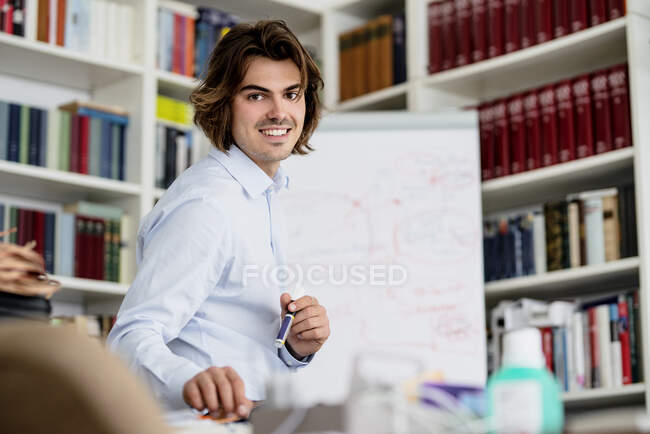 Sonriente profesional masculino explicando en reunión en la oficina - foto de stock