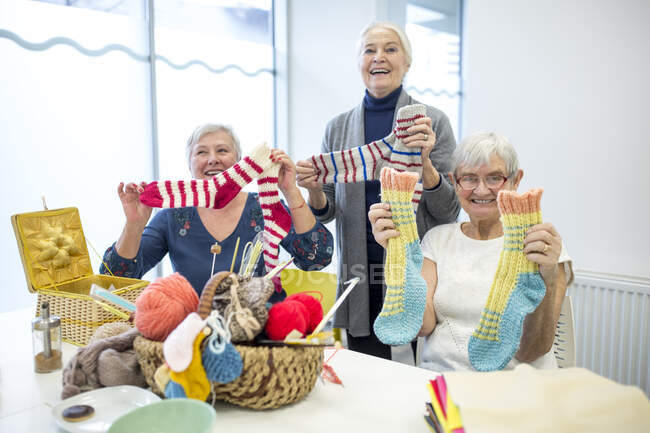 Donne anziane che lavorano insieme nel gruppo di cucito della casa di riposo — Foto stock