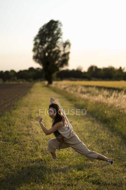 Mulher dançando no campo à noite — Fotografia de Stock
