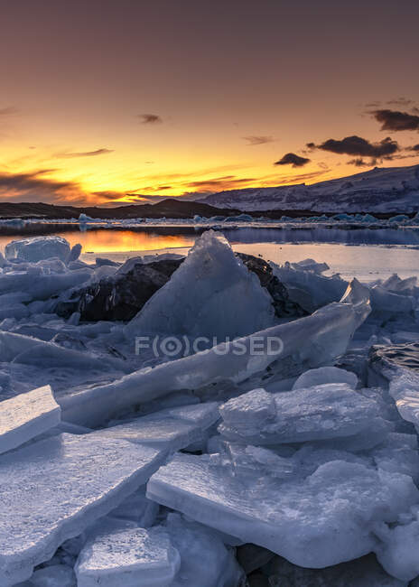 Playa del diamante al atardecer, Islandia - foto de stock