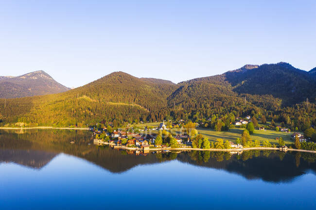 Германия, Бавария, Кохель-ам-Зее, Вид на деревню с беспилотника на берегу озера Вальхен весной рассвет — стоковое фото