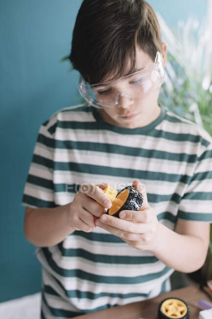 Gros plan de garçon faisant jouet robotique à la maison — Photo de stock