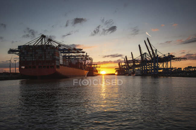 Nave da carico al tramonto — Foto stock