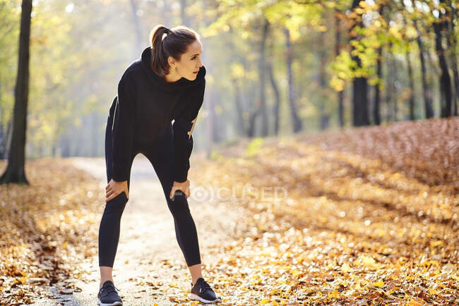 Young woman during break in autumn forest — Stock Photo