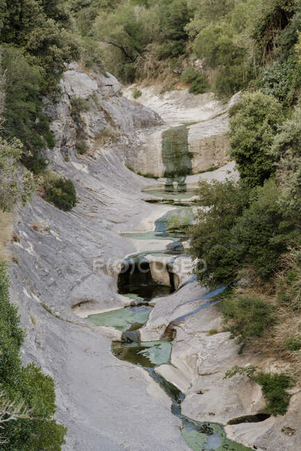 Ein Wasserfall im Berg — Stockfoto