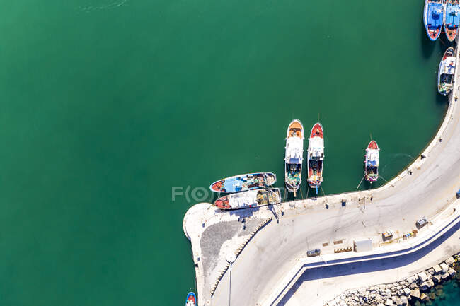 Italia, Provincia de Bari, Molfetta, Drone vista de barcos amarrados en el puerto deportivo - foto de stock