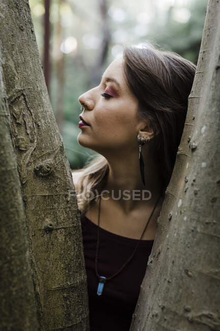 Портрет молодої жінки з закритими очима на дереві — стокове фото