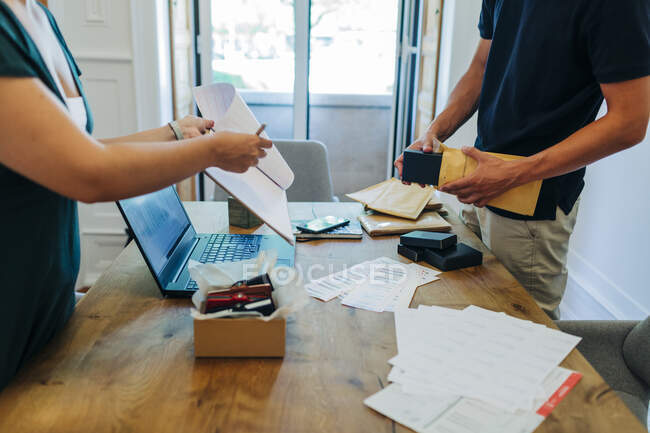 Berufskollegen diskutieren Papierkram im Büro — Stockfoto